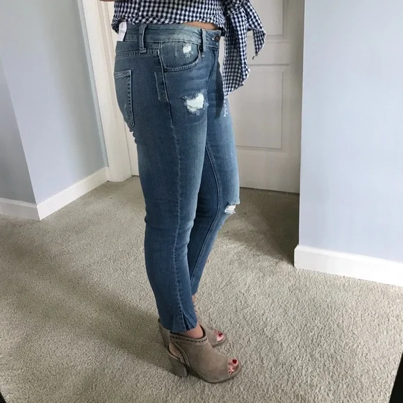 Distressed Ankle Length Jeans - Picture 4 of 8